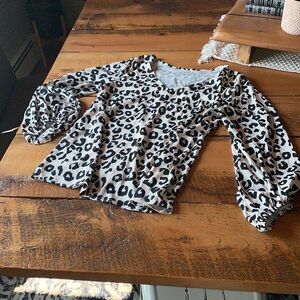 Euc large leopard blouse loose fitting, lays nicely over dress slacks or jeans